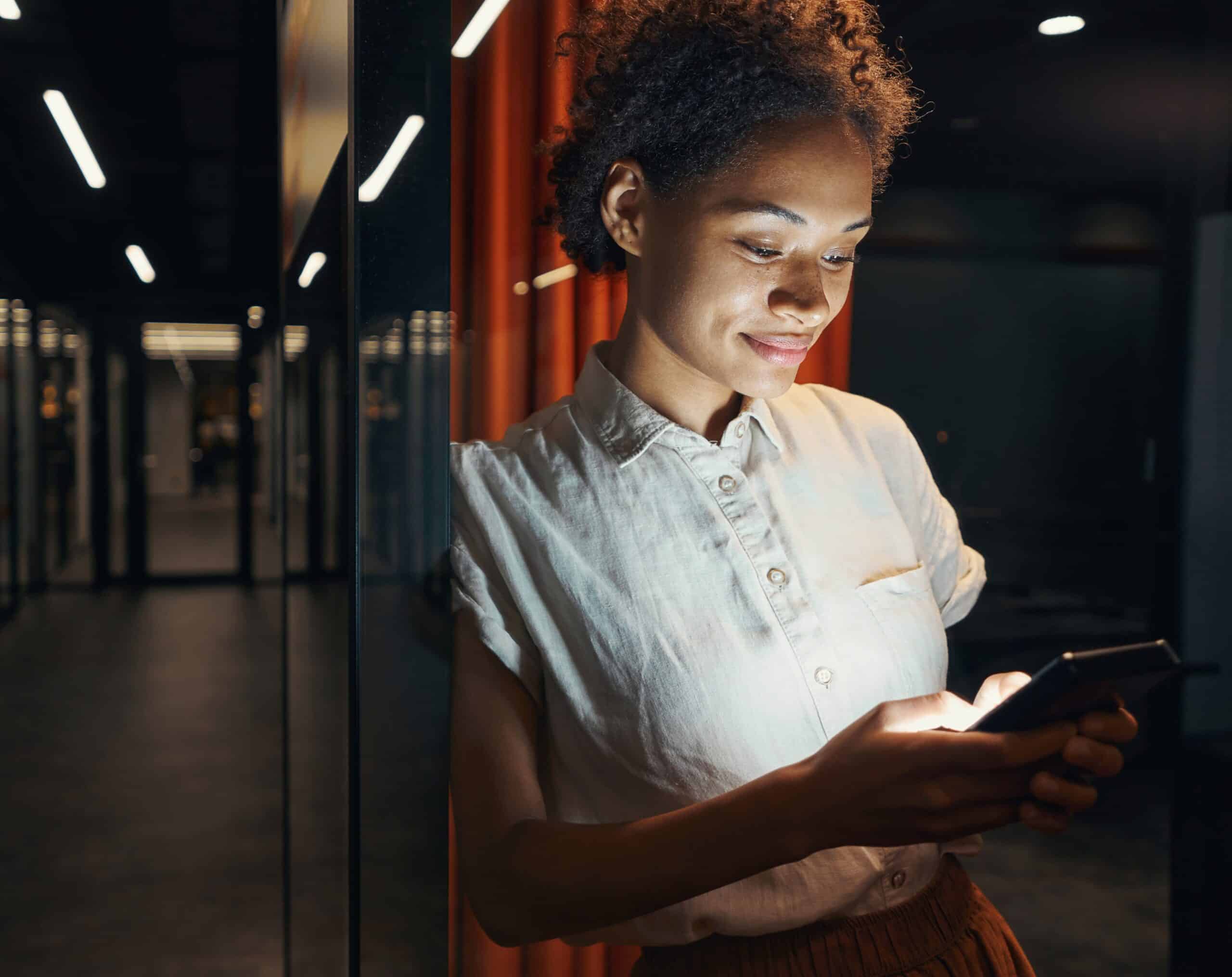 smiling woman chatting with colleagues in office 2022 01 18 23 57 30 utc